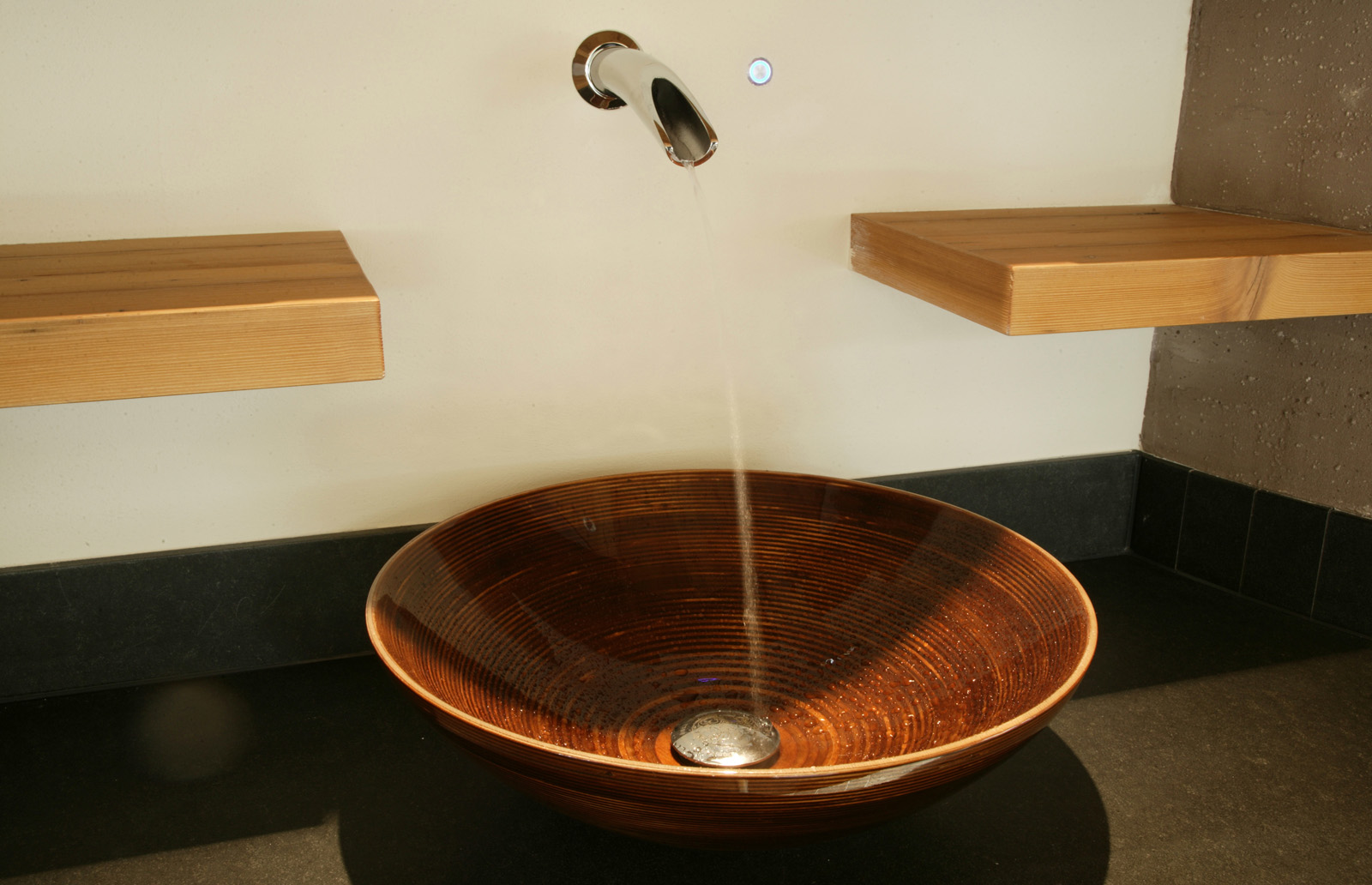 Quellwasser im Wellnessbereich - Naturparkhotel Waldsägmühle, Kälberbronn