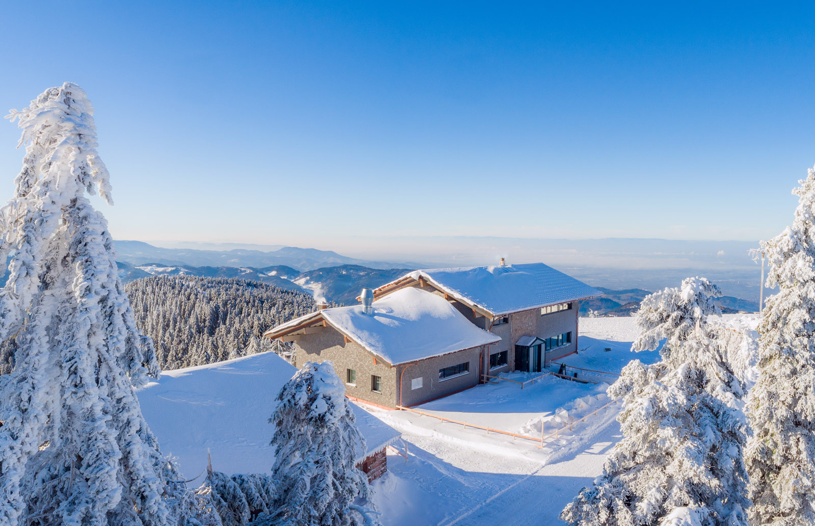 Grinde-Hütte - Außenansicht im Winter